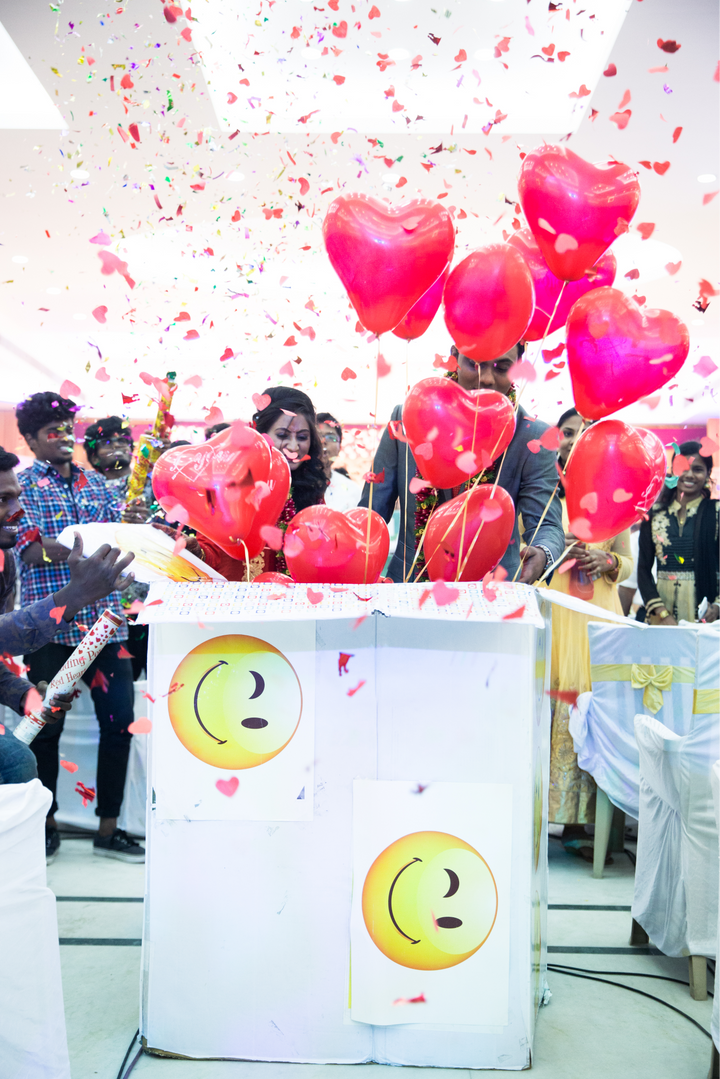 THE FLUTTERING HEARTS - Box of balloons